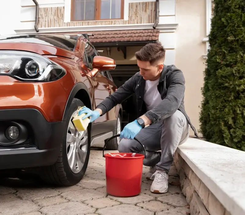 Lavage auto à domicile Bellevue-la-Montagne : professionnel intervenant sur un véhicule